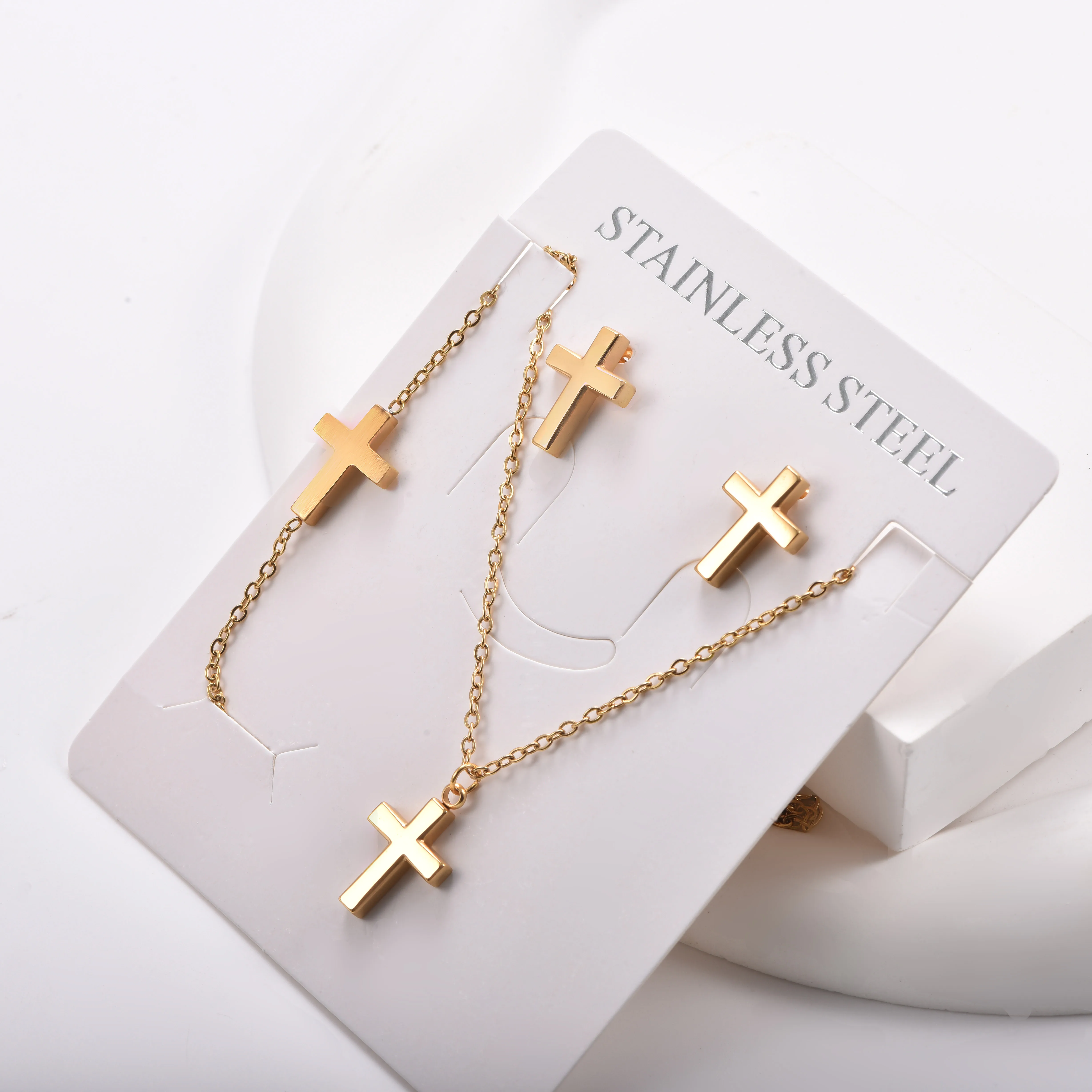 Schmetterlings- und quadratisches Muschel- sowie minimalistisches Kreuz-Set aus Edelstahl, bestehend aus Halskette, Armband und Ohrringen, 3-teilig, mit Verlängerungskette, für den täglichen Gebrauch. – Detail 6