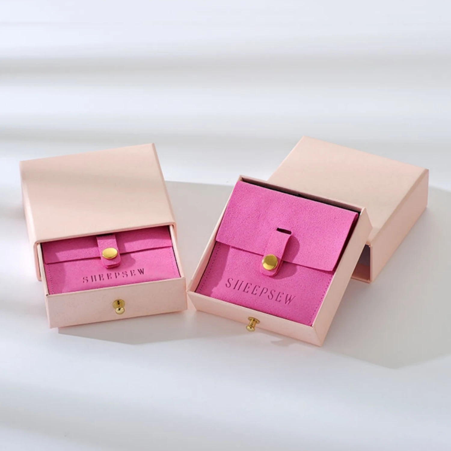 

20 шт., Новое поступление, серьги из микрофибры с индивидуальным принтом логотипа, ожерелье, посылка, маленькая сумка для ювелирных изделий, золотая пуговица, сумка для ювелирных изделий с Магнето