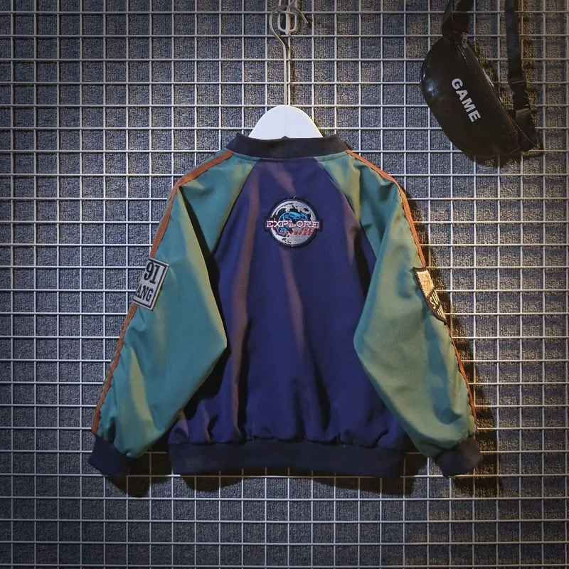 سترة جديدة لربيع وخريف الأولاد لعام 2025 على الطراز الكوري سترة بيسبول أنيقة متعددة الشعار مرقعة للأطفال عصرية #5