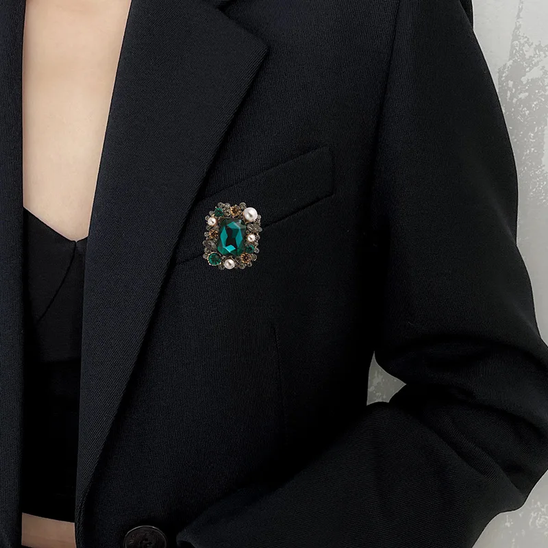 Women Trendy Classic Pearl Crystal Square Brooch Pin Luxury Vintage Rhinestone Badges Lady Retro Coat Clothing Pins Jewelry Gift