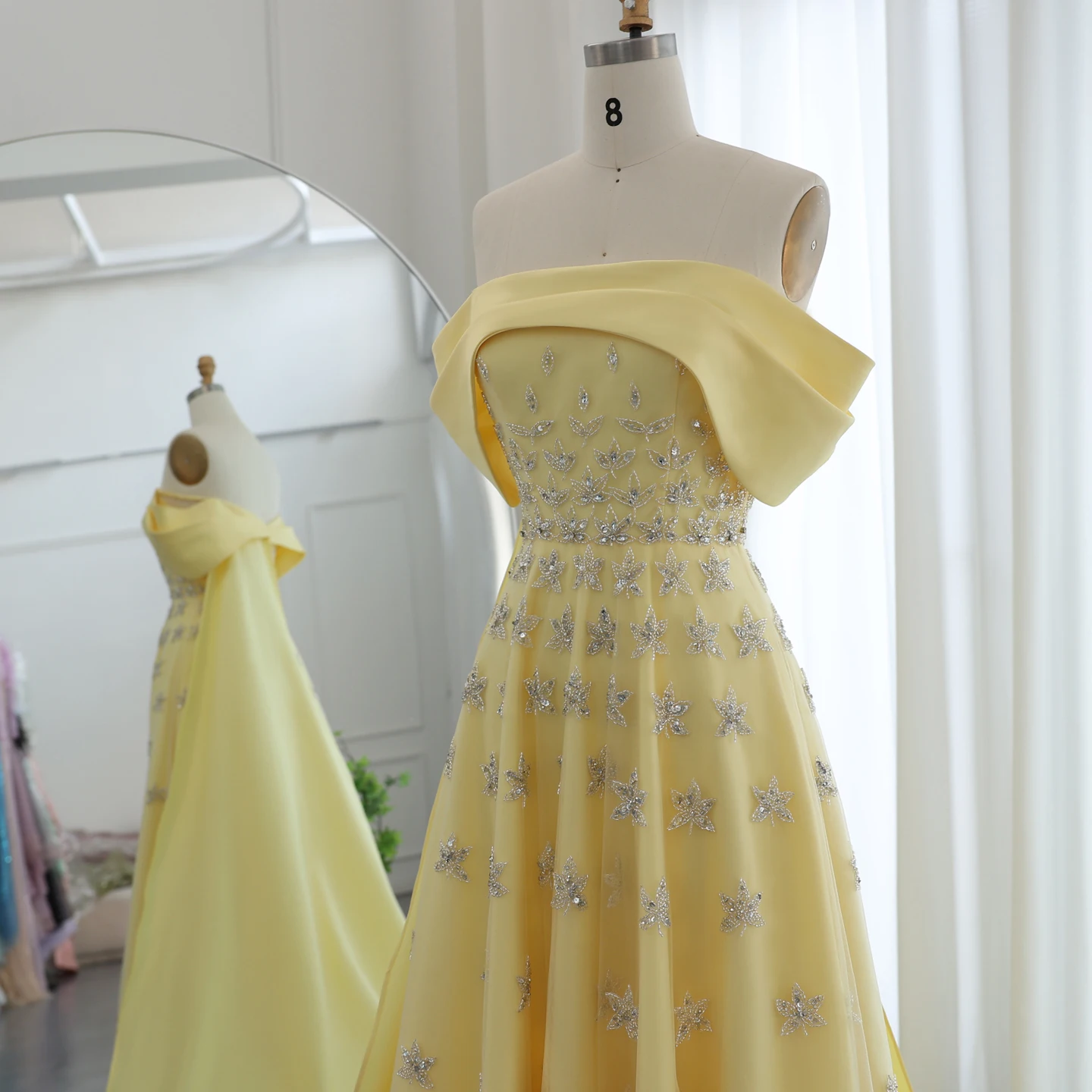 Sharon Said Luxuriöses gelbes Satin-Abendkleid aus Dubai mit Cape, schulterfrei, für arabische Frauen, Hochzeitsfeierkleider SS455, maßgeschneidert – Detail 9