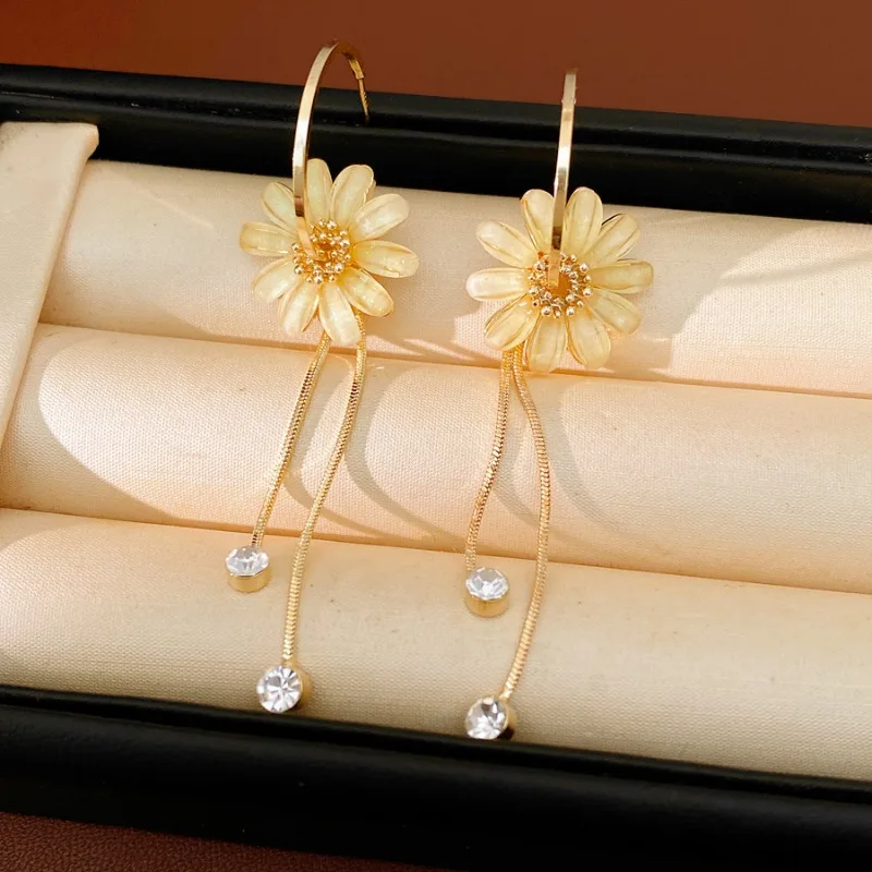 

French Style Daisy Tassel Earrings for Women Long Flower Temperament Slimming Dangle Jewelry Gift