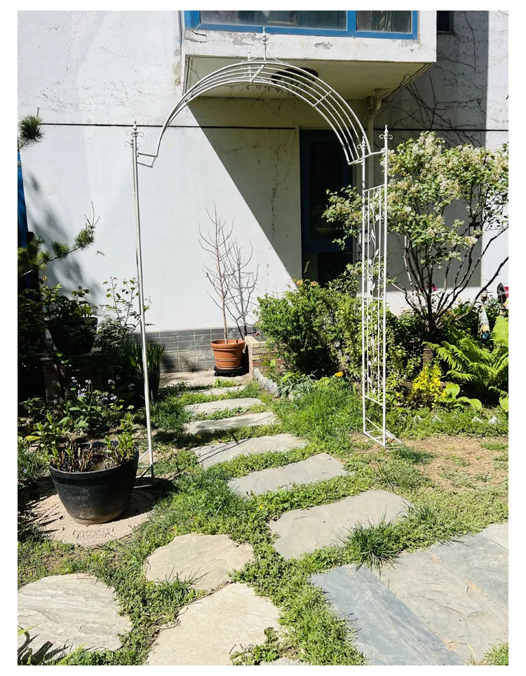 سرير حديقة من الحديد المطاوع الريفي الأمريكي وإطار تسلق نبات الورد للإفطار