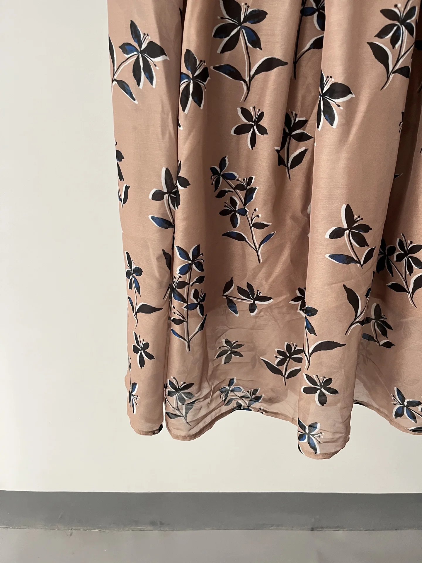 Damska letnia nowa plisowana spódnica o kroju A z elastyczną talią 030-0815