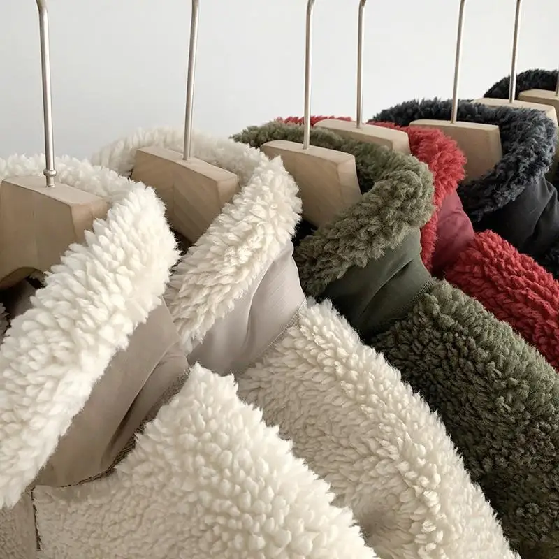 Koreanische Mode-Paar-Herbst- und Winterjacke mit lockeren winddichten Taschen, Stehkragen und warmem Lammwollmantel