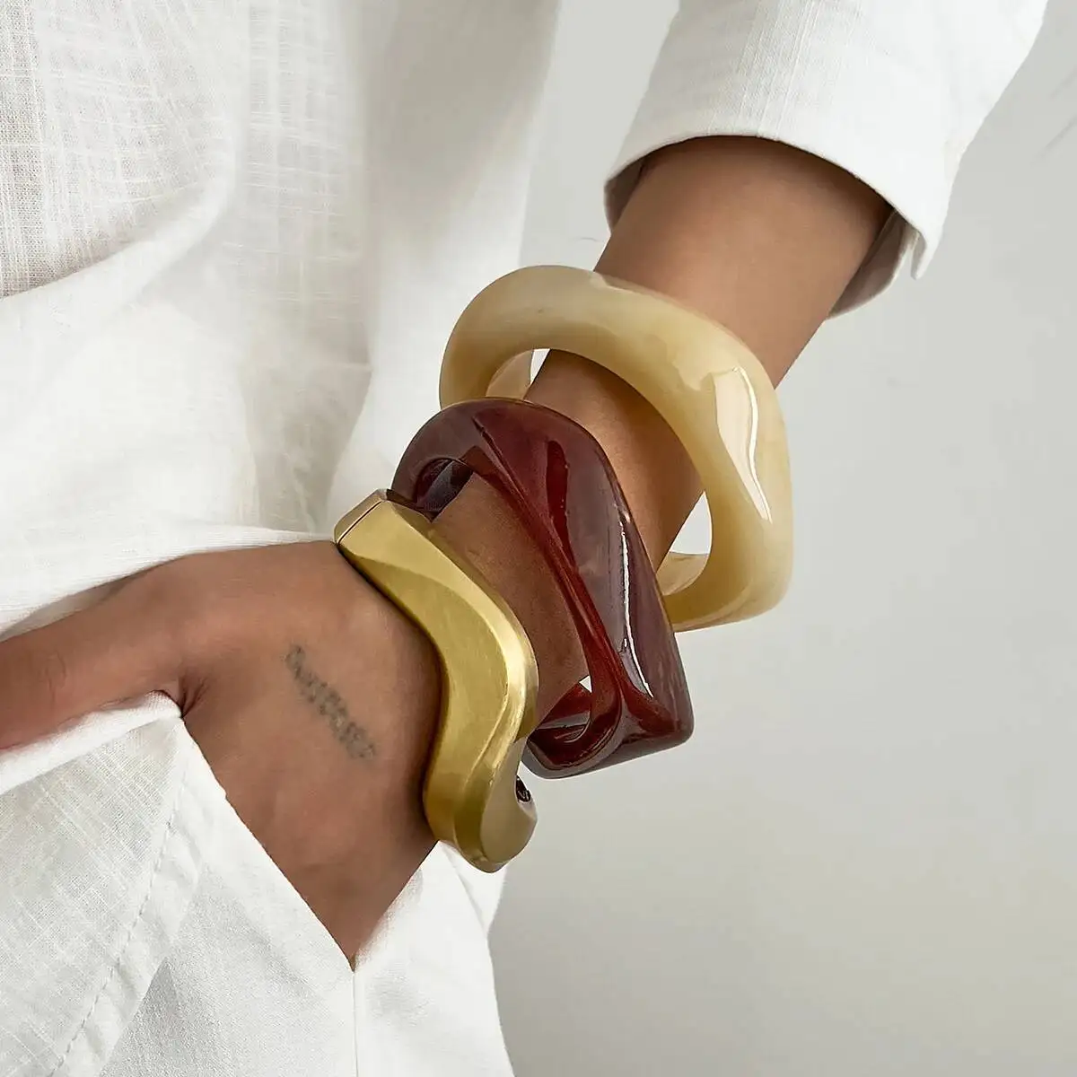 SHIXIN 3 أنماط الحد الأدنى الراتنج الاكريليك سميكة واسعة سوار للنساء خمر غير النظامية موجة الكفة الإسورة حلية اليد مجوهرات جديد