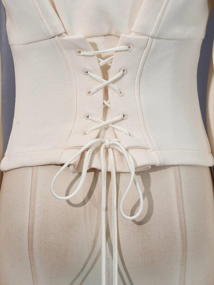 ชุดเซ็ทสองชิ้นสไตล์ออฟฟิศ VGH สำหรับผู้หญิง เสื้อคาร์ดิแกนคอโอ แขนยาว แต่งผ้าลูกไม้ด้านหลัง กระโปรงมินิสั้นเอวสูง ชุดสูทสีพื้นสำหรับผู้หญิง