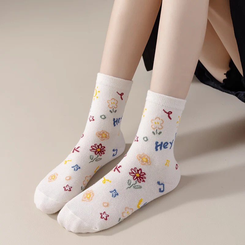 Five pairs of soft and comfortable cartoon colorful teddy bear short socks for girls in spring and autumn image 2