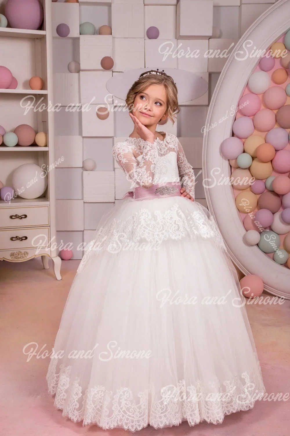 فساتين فتاة الزهور المخصصة مزينة بالدانتيل مع حزام تول وردي بدون أكمام لحفلات الزفاف وأعياد الميلاد والمناولة الأولى