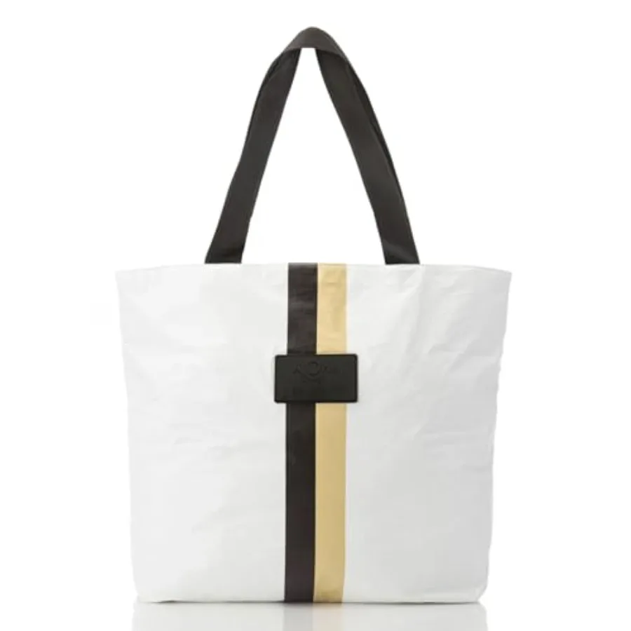 

Легкая, компактная и водоотталкивающая пляжная сумка Day Tripper Tote, которую легко чистить.