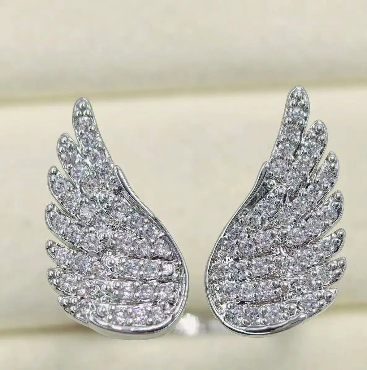 Ein Bestseller, ein verstellbarer Live-Ring mit Zirkon-Gold-Engelsflügel für Damen mit Volldiamanten