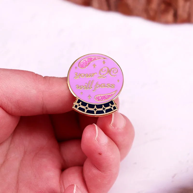 مثيرة للاهتمام الكرتون المعادن المينا دبابيس الأصالة الاقتباسات الفنون شارة التلبيب الرجال النساء مجوهرات الأزياء اكسسوارات بروش الهدايا