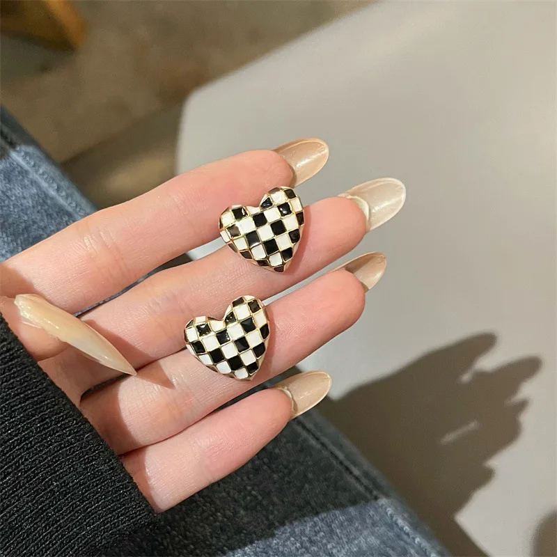 2023 New Checkerboard Unique Design Metal Stud Earrings For Women Fashion Simple Heart Earrings Jewelry Party Gifts
