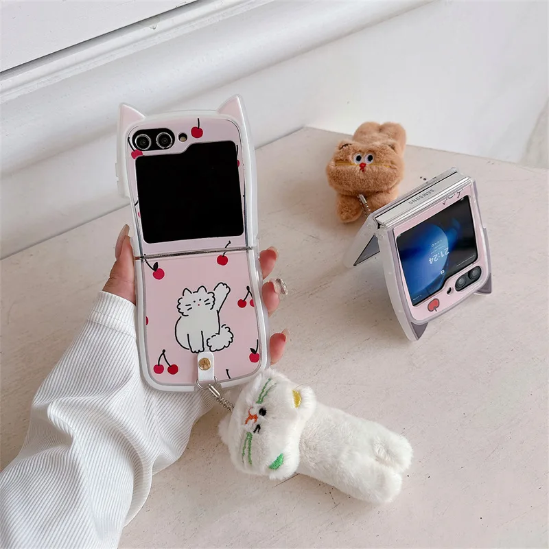 

Plush Cat Pendant Phone Case For Samsung Galaxy Z Flip 7 6 5 4 Protective Back Cover For ZFlip5 ZFlip6 ZFlip7 Case Shell