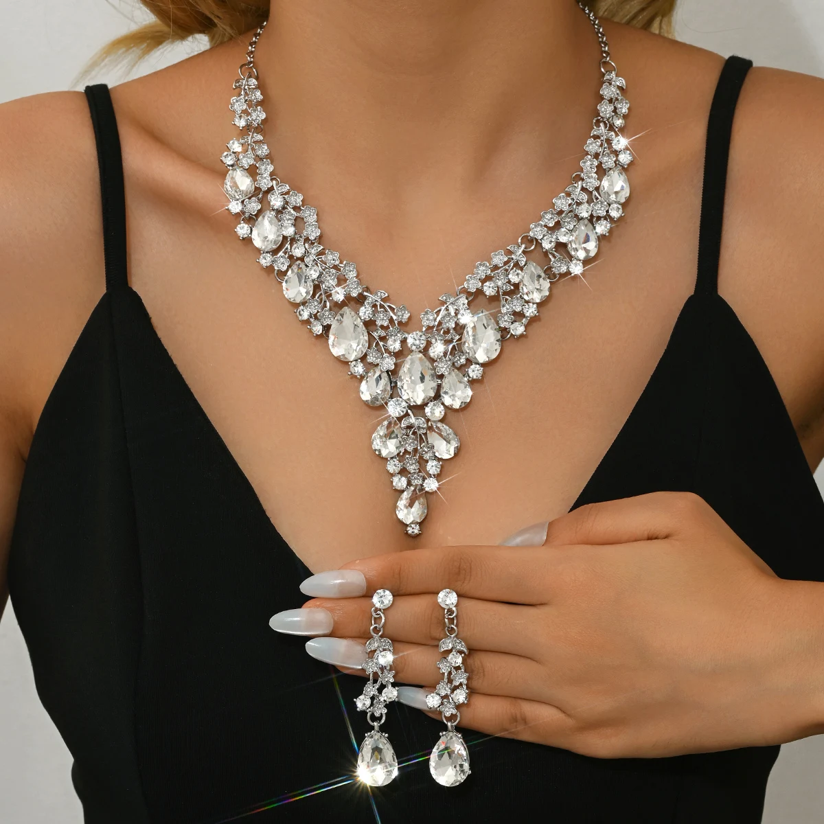 Edles Brautkleid mit Diamantbesatz, Prunkvolle Halskette, Ohrring-Set, Beliebtes Geschenk-Accessoire für Mädchen – Detail 2