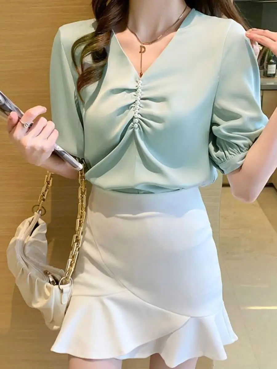 camisa-feminina-de-chiffon-com-manga-curta-e-decote-v-estilo-novo-verao-2026-com-bolso-elegante-modeladora-para-um-look-profissional-e-sofisticado
