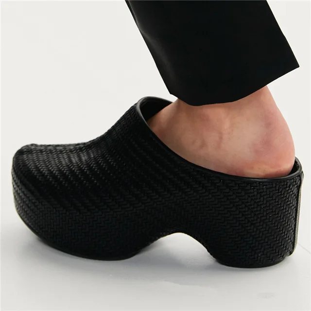 2025 Nuovo stile Pantofole slip-on Piattaforma Punta tonda Sandali con tacco alto Estate Romanzo Moda Slider Tinta unita Scarpe di grandi dimensioni