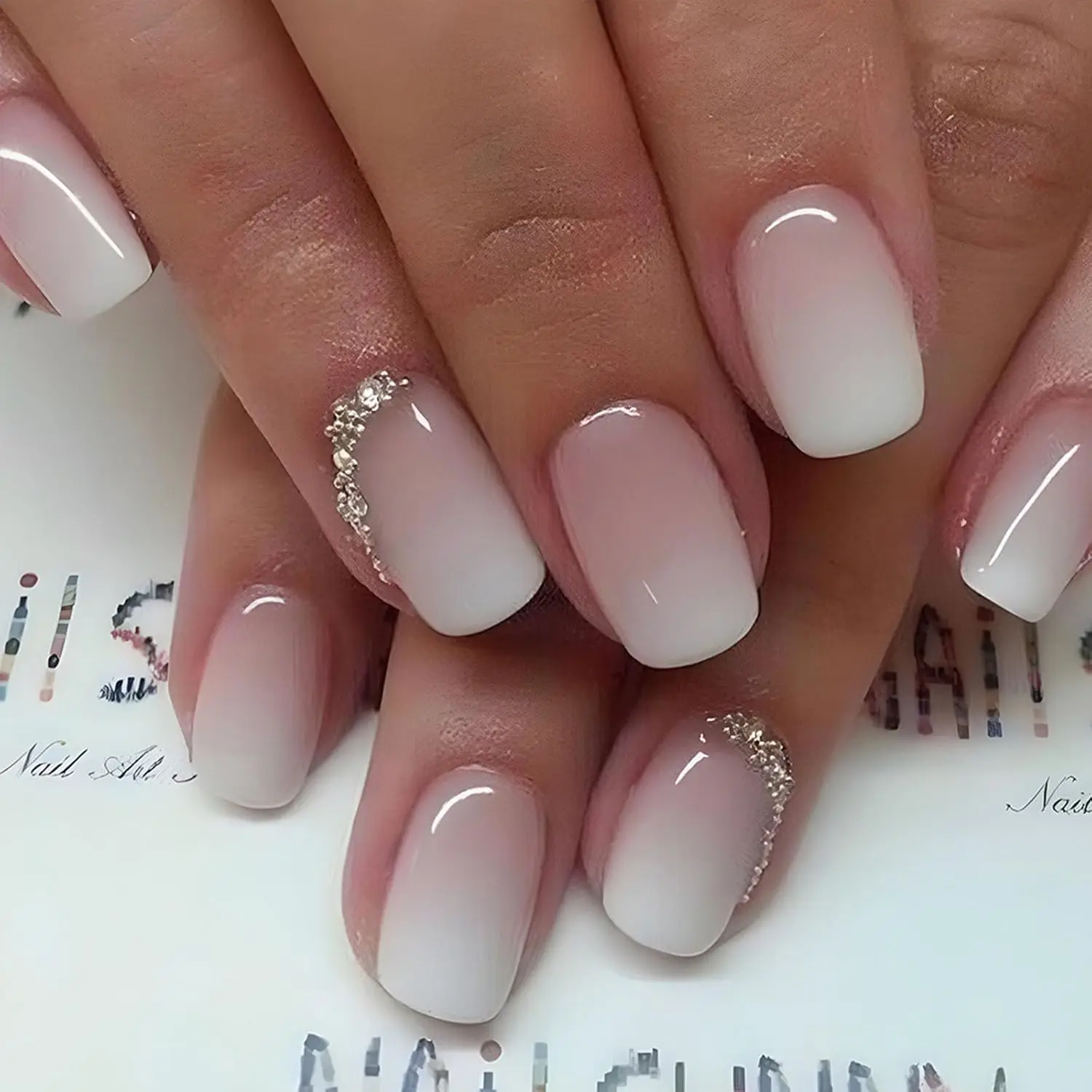 24 قطعة من الضغط المتدرج باللونين الوردي والأبيض على الأظافر، أظافر صناعية مربعة قصيرة بتصميم ماسي، اضغط مغطى بالكامل على أظافر الأكريليك المزيفة