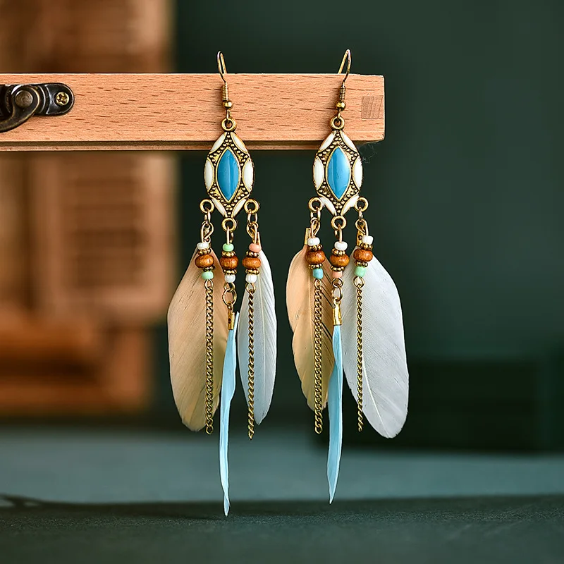 Neue, lange, ethnische Ohrringe mit Federn für Damen, im Bohème-Stil, mit Quasten und Perlen, handgefertigte Emaille-Ohrringe, Schmuck für Mädchen, Bräute und Hochzeiten. – Detail 8