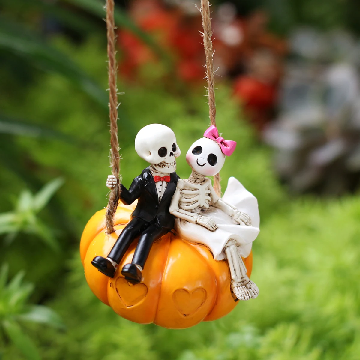 Skull Bride and Groom Pumpkin Swing Ornament Creative Couple Resin Pendant Halloween Atmosphere Courtyard Window Decoration Craft Halloween Garden Balcony Decorative Small Hanging Ornament