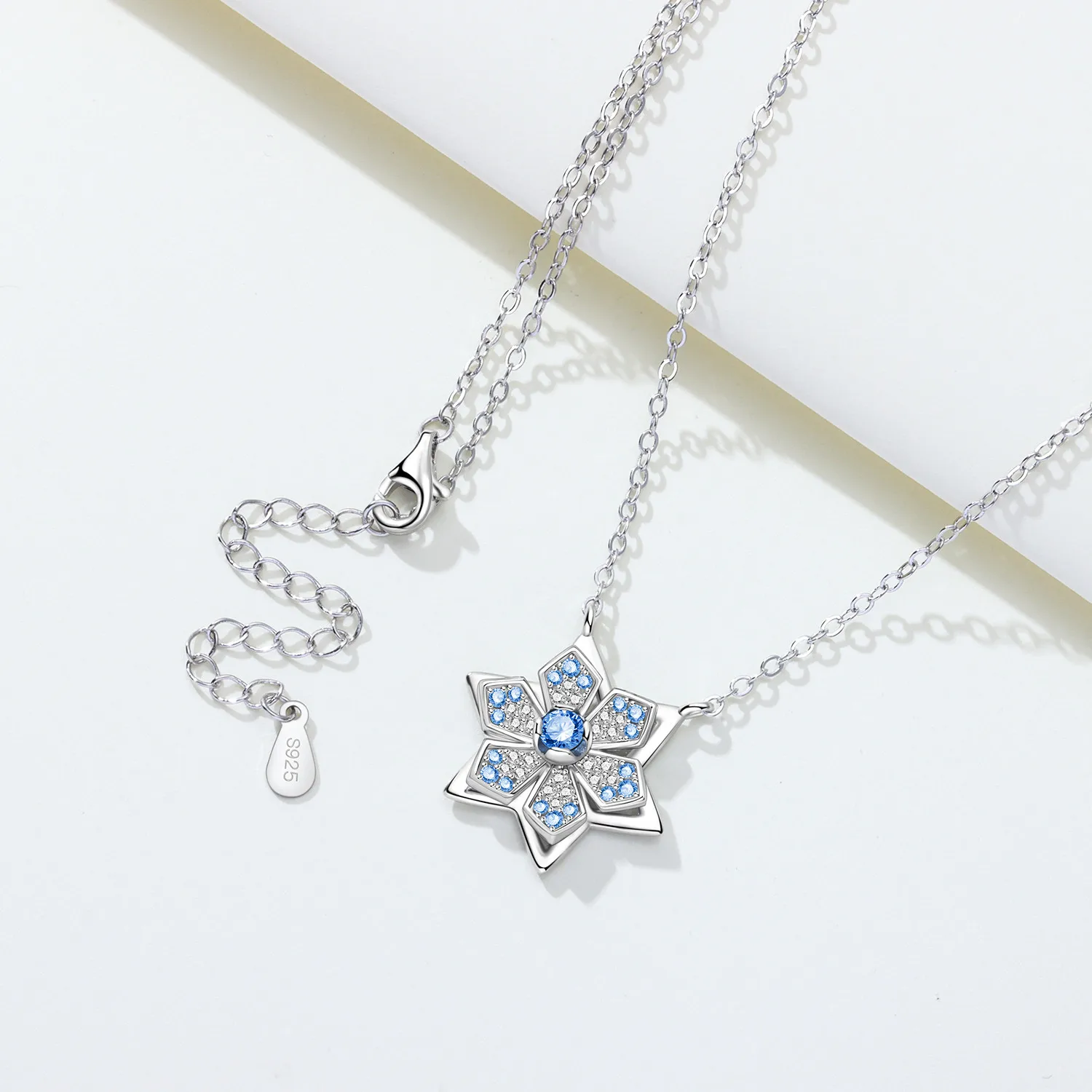 925 Sterling Silber Weihnachtsanhänger Halskette, Stechpalmenblatt-Schneeflocken-Charm-Halskette, Festlicher Weihnachtsschmuck, Geschenk für die Feiertage – Detail 9