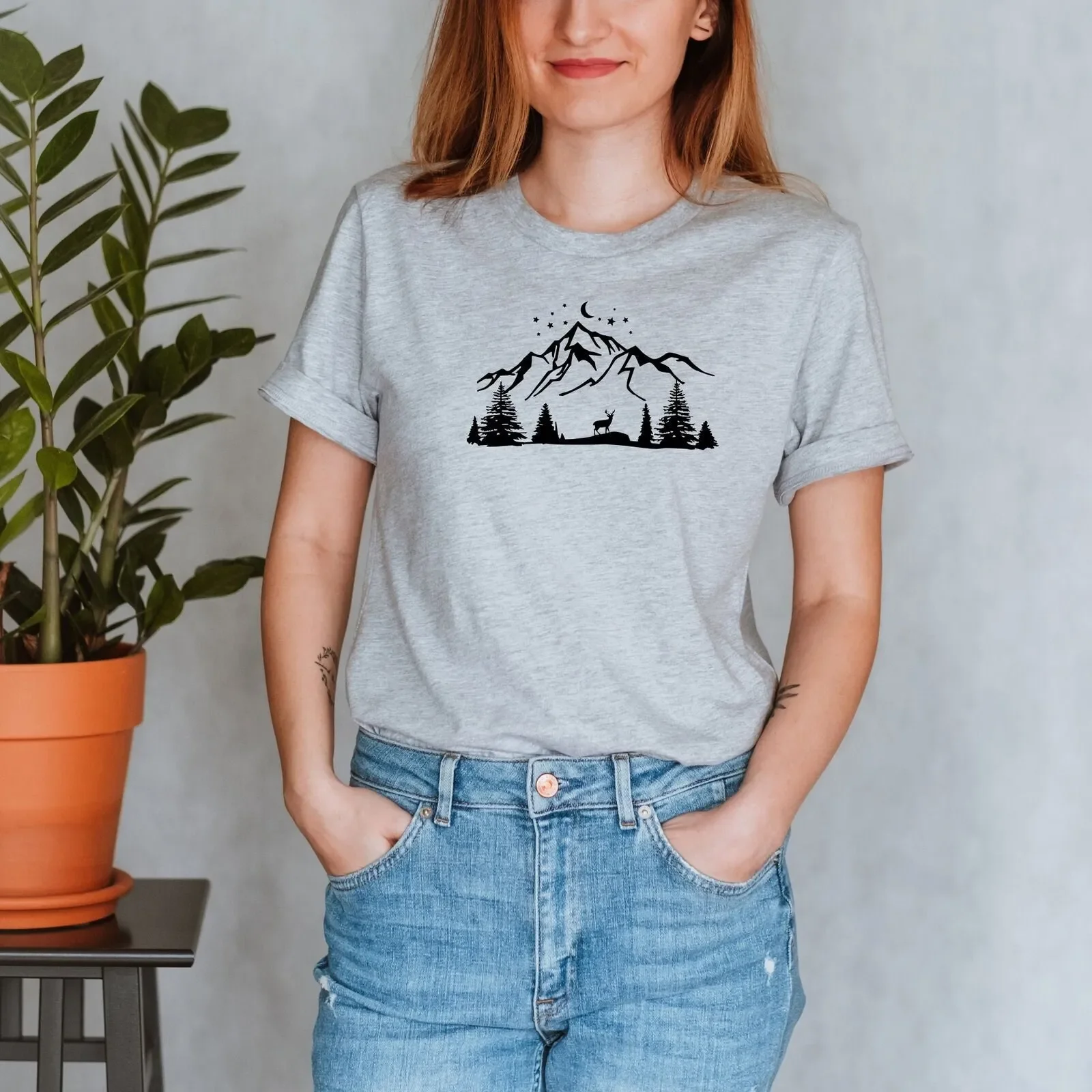 Camiseta de montaña con silueta de ciervo y pino, para amantes de la aventura, el camping y los viajes, para chicas.