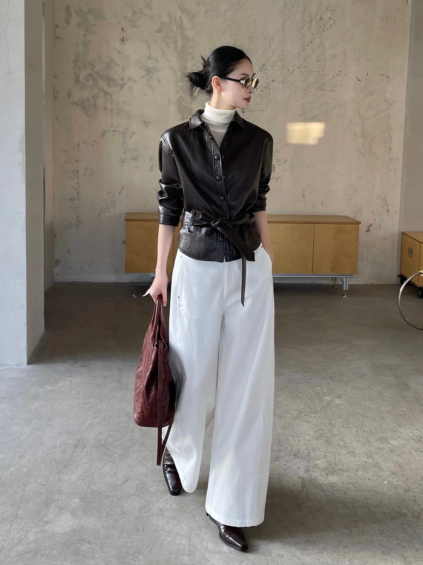 Jieji Zhang Spring Faion High-End Koffiekleurige Kraag Slanke Tailleband PU Lederen Jas Veelzijdige Jas Met Knopen Versierd Loo...