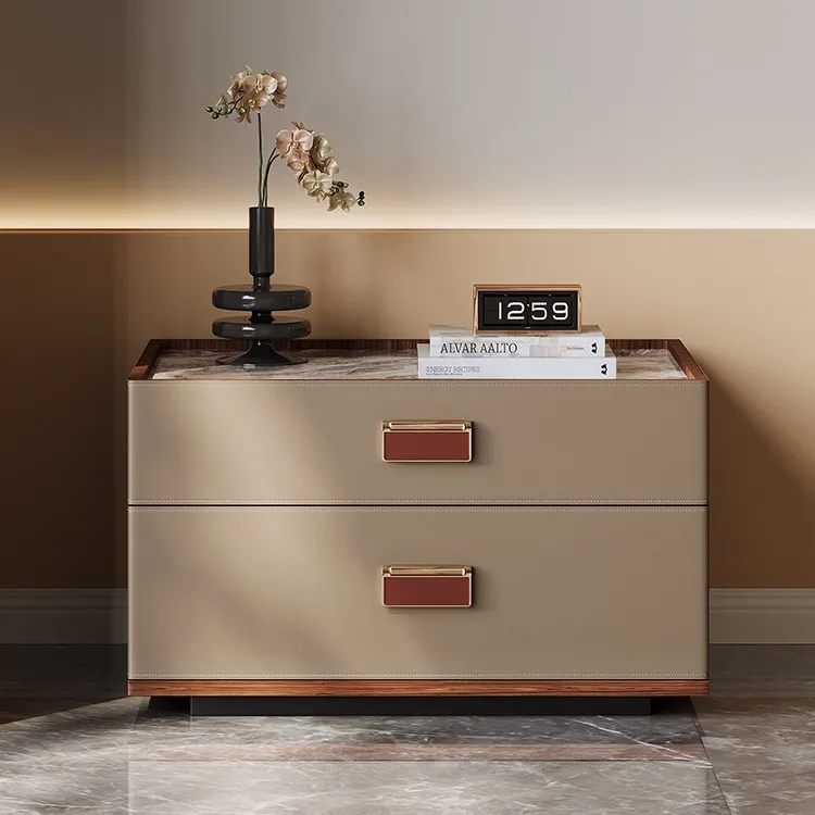 طاولة بجانب السرير من بلاطة الصخور الإيطالية البسيطة، سرج من الجلد الصلب، طاولة بجانب السرير، خزانة غرفة النوم