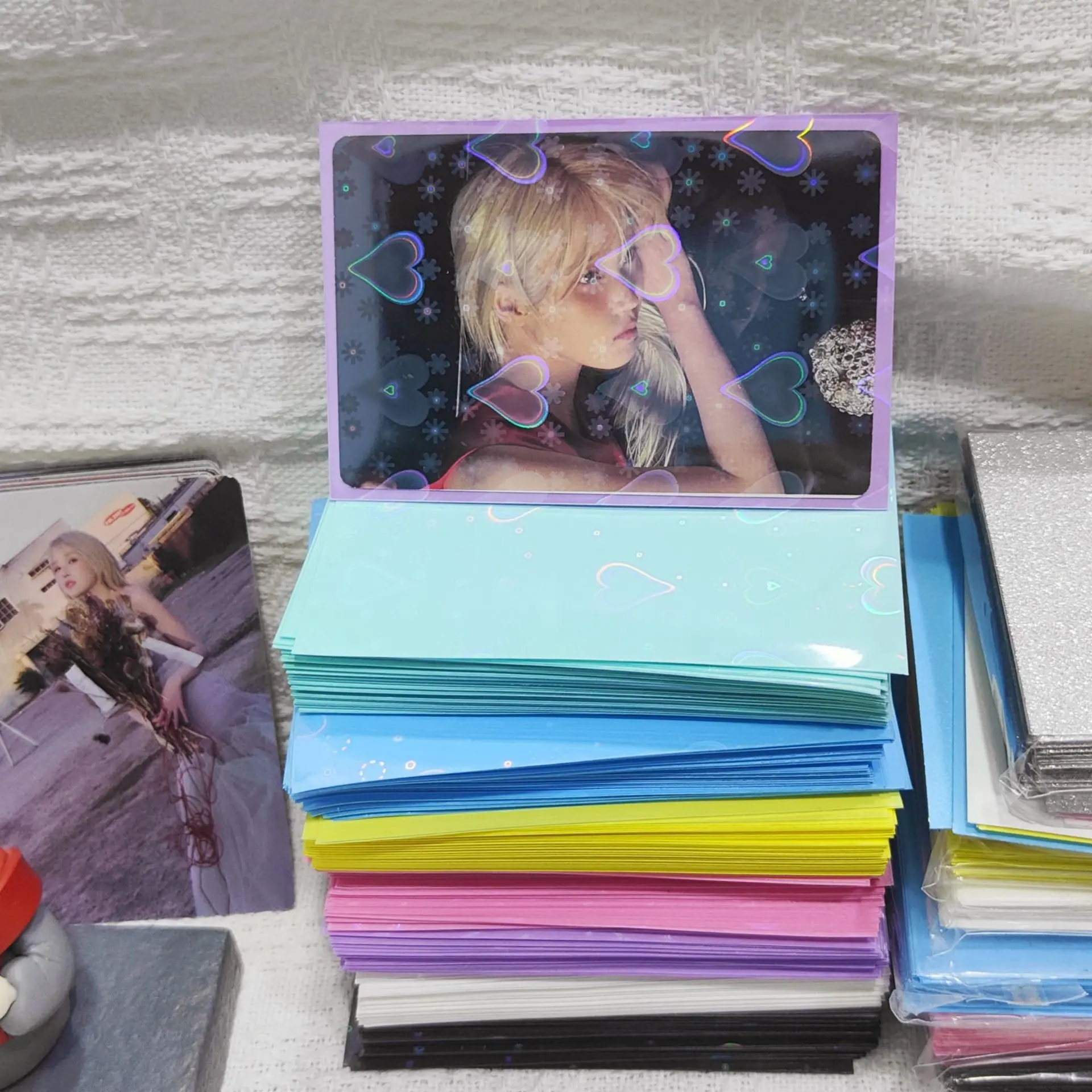 

Стильные лазерные двухслойные кардхолдеры Ins Style с сердечками, 50 шт., блестящие защитные пленки для K-pop фотокарточек и ID-карт