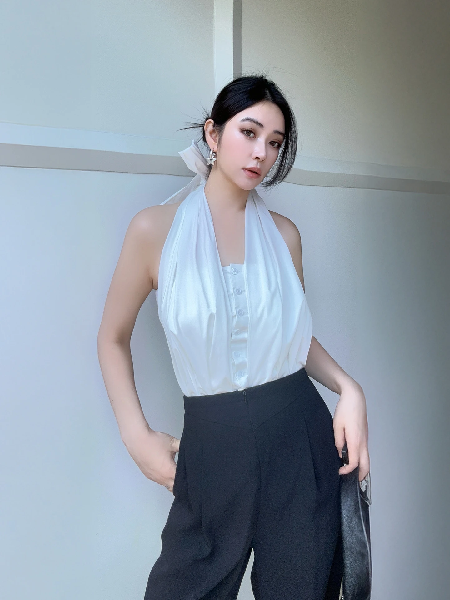 

Элегантный комбинезон Disman Heben Sle: белый топ с вырезом и черные широкие брюки, дизайнерский крой, полиэстер