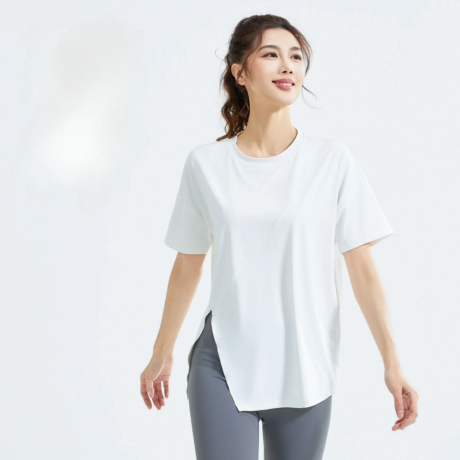 

VEQKING Быстросохнущие женские рубашки для йоги, спортивный топ свободного покроя, футболки для бега в тренажерном зале с боковым разрезом, топ для тренировок с короткими рукавами