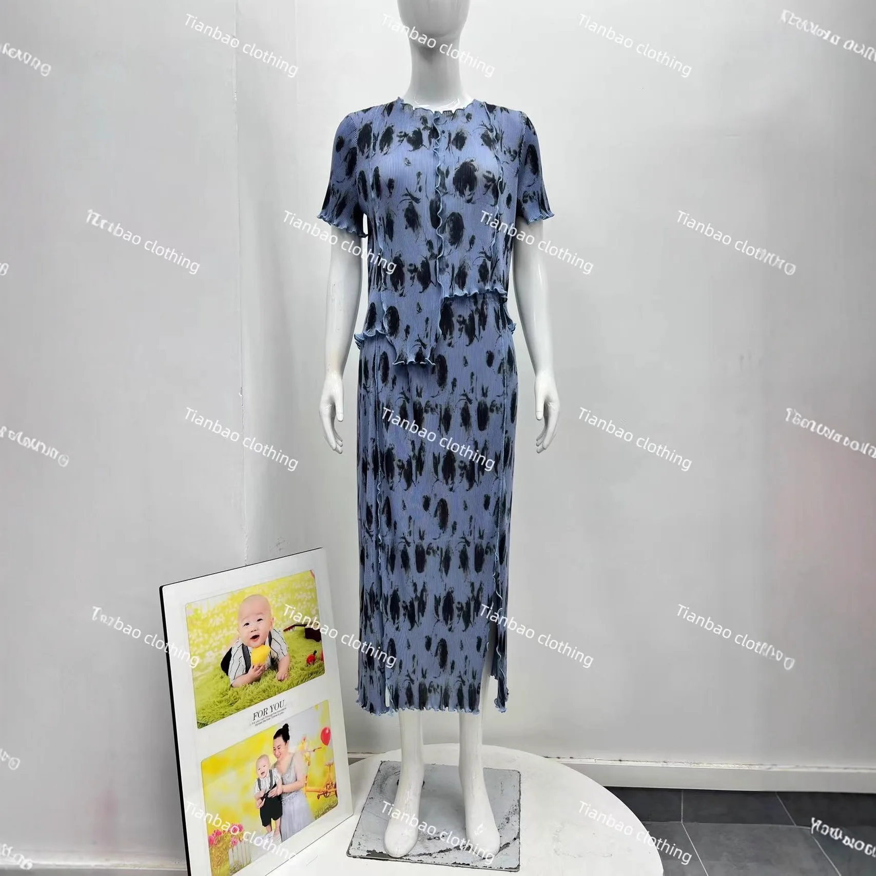 

Miyake, осень 2025, новый элегантный комплект с принтом, универсальный свободный женский комплект среднего и длинного платья с круглым вырезом и цветочным принтом