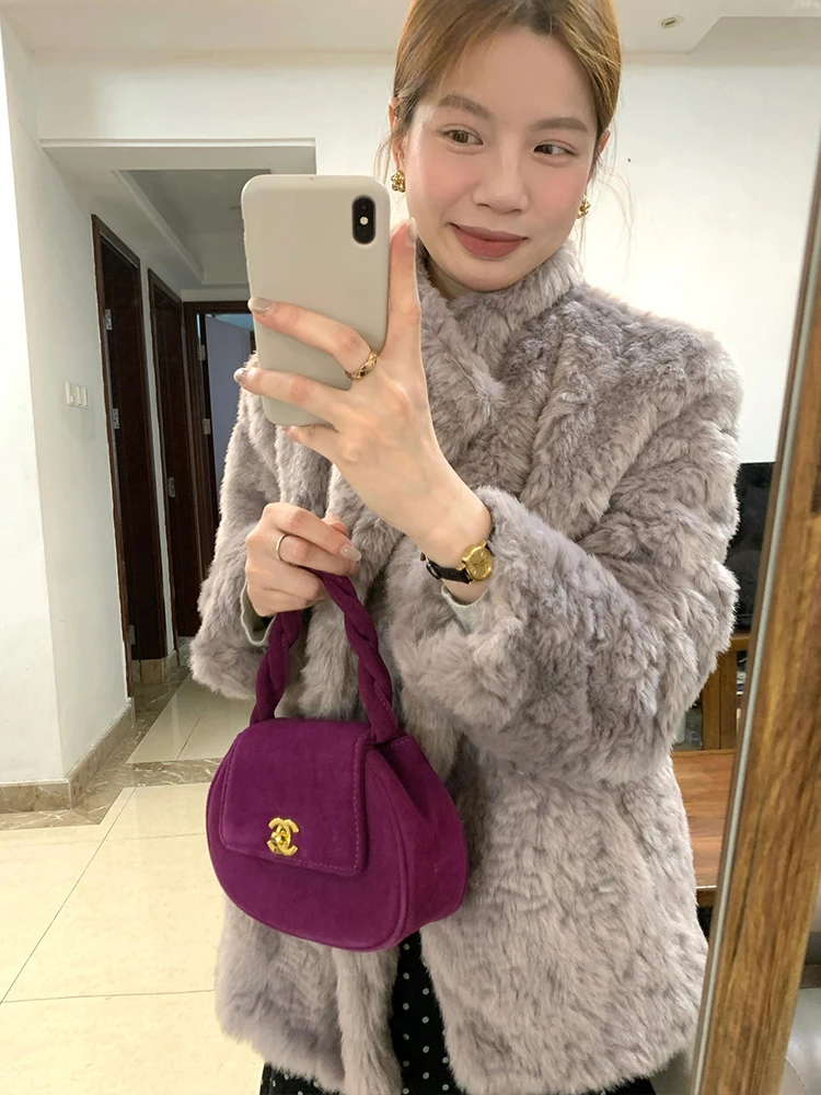   Cappotto in Pelle Scamosciata Ort Thiened 2025 Nuovo Stile Femminile Caldo e Soffice con Decorazione a Bottoni