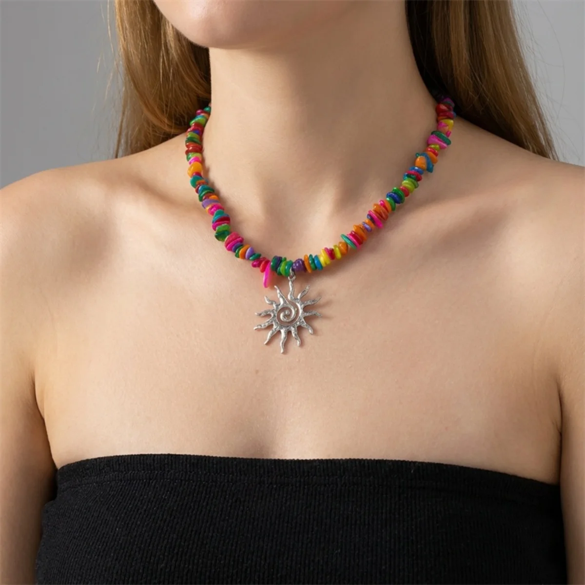 Retro-Halskette mit unregelmäßigen Muschelperlen in Maillard-Farben und Sonnenwirbel-Anhänger für Damen und Herren, doppellagige Sonnenblumen-Kette, Choker-Schmuck – Detail 9