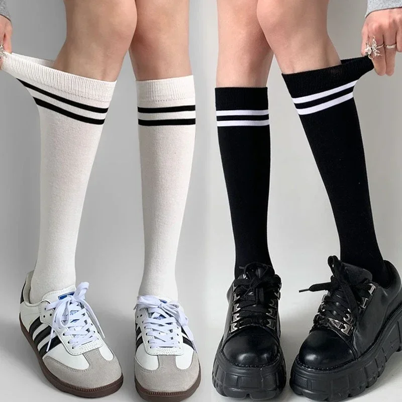 ญี่ปุ่น JK ลายถุงเท้ายาวหญิงสาวฝ้ายสีดําสีขาวเข่าสูงถุงน่องนักเรียนน่ารักสีทึบถุงเท้ายาว