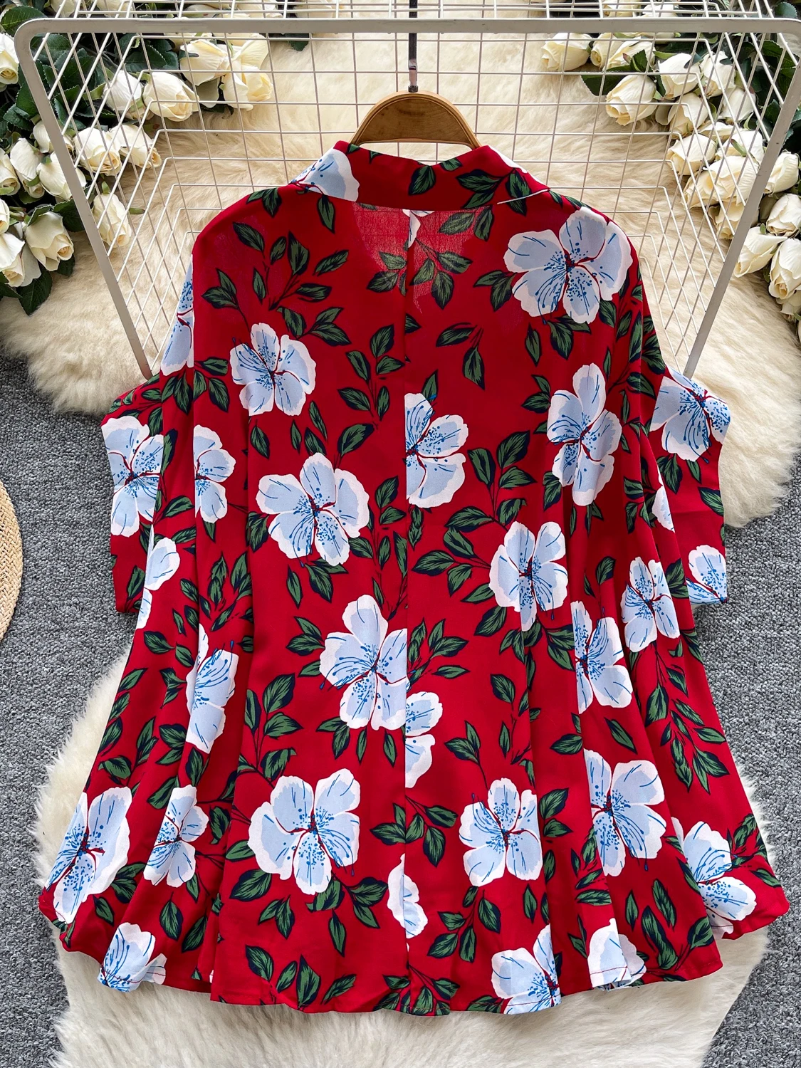 Csa fena de verão com design moderno, manga morcego soltinha, leve, estampa madura, chiffon casual, modeladora.