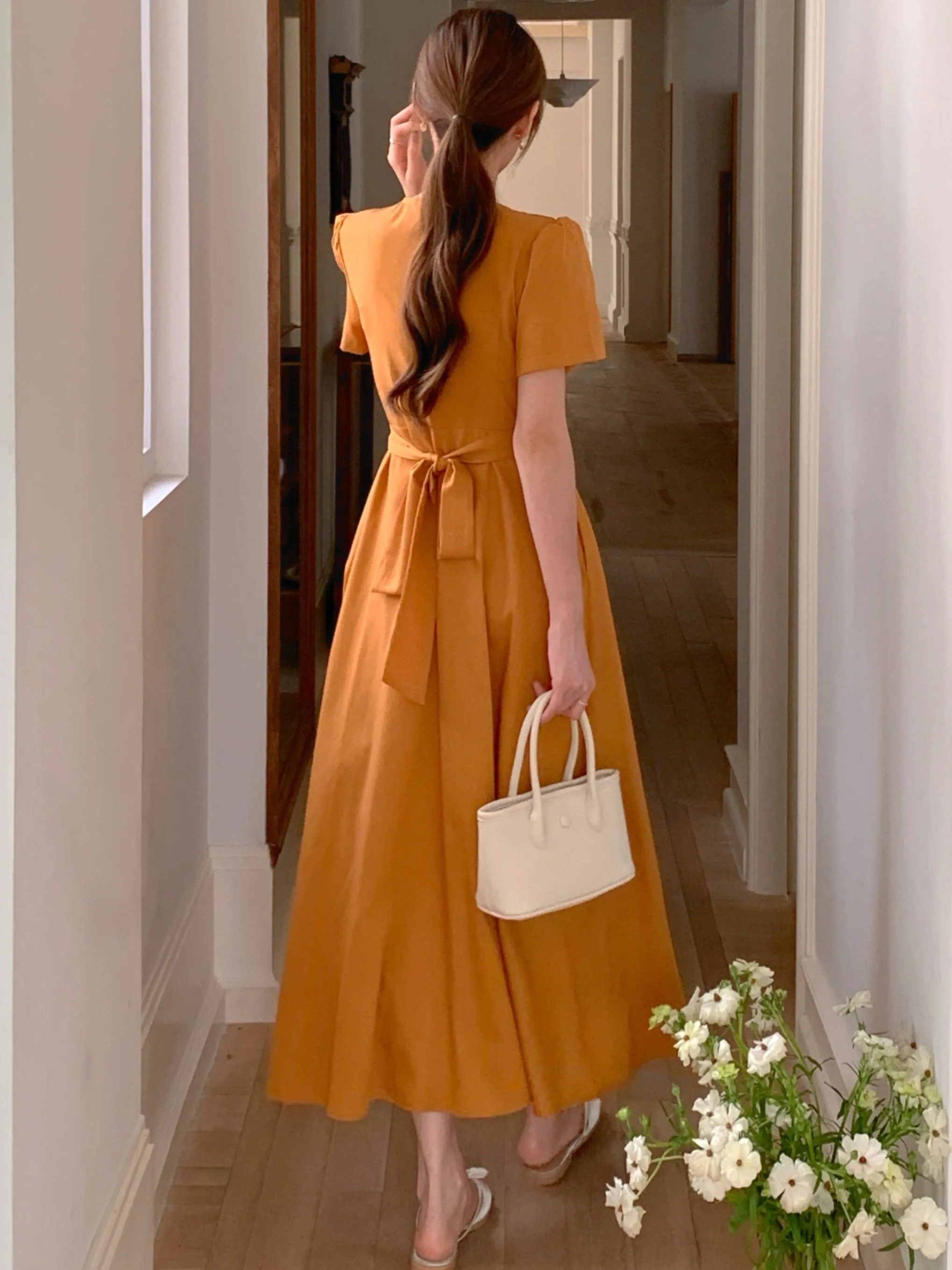 夏の新作 レディース Vネック 半袖 Aラインワンピース レトロでおしゃれなウエストシェイプ 細見えミディ丈スカート