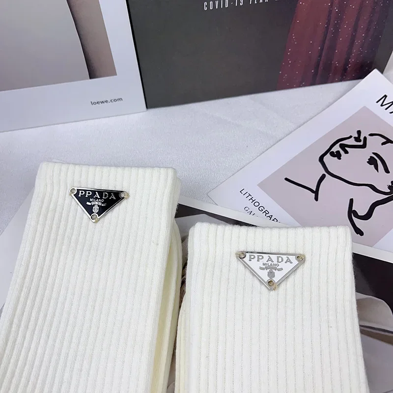 الكلاسيكية لون نقي أسود أبيض حرف P تسمية مثلث المألوف للجنسين منتصف العجل مخيط يدويا جوارب قطنية ممشطة