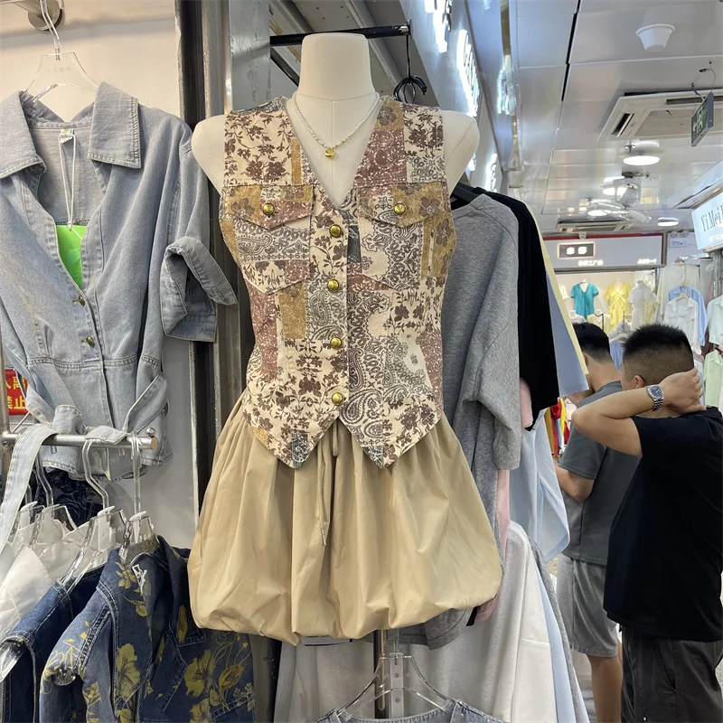 

Женский летний новый стильный модный джинсовый жилет с v-образным вырезом и эластичной резинкой на талии, полуюбка с цветочным бутоном, милый комплект из двух предметов