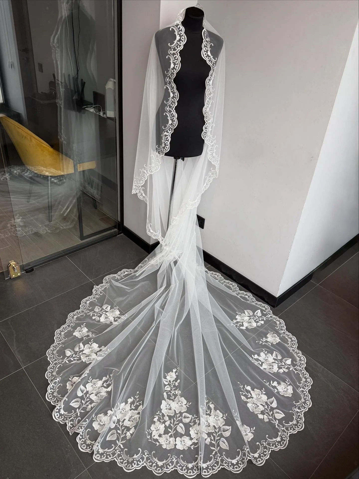 

Cover face Real Photo 3m two Layer Wedding Veil Comb White Lace Edge Bridal Veils Appliqued Cathedral Wedding Veil Customized