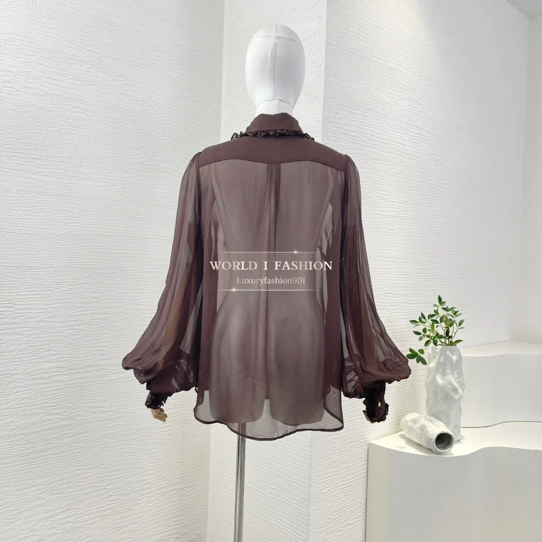 ربطة عنق ذات أكمام طويلة باللون البني عند الرقبة