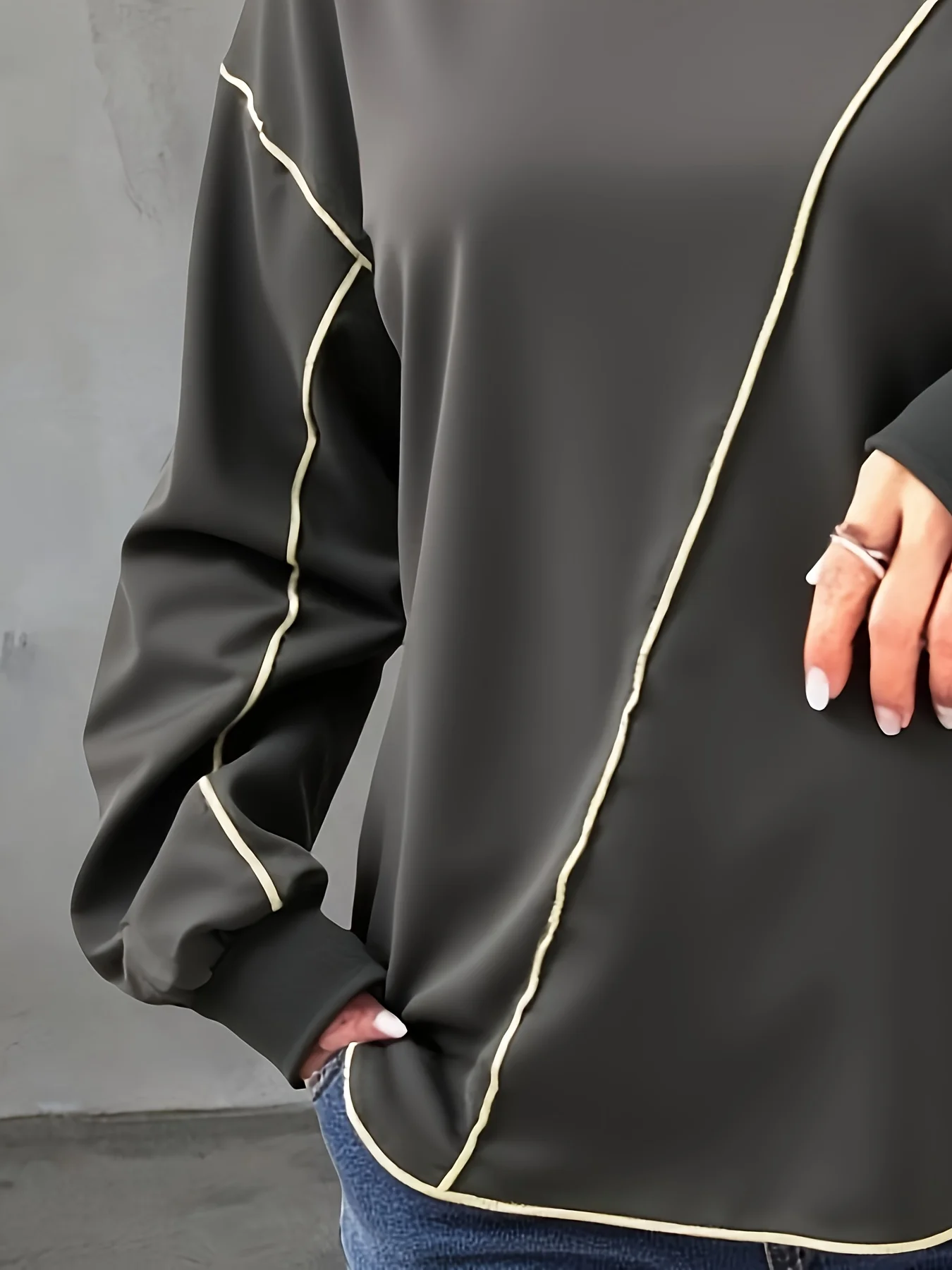 

Женская футболка оверсайз темно-серого цвета с контрастной строчкой и длинными рукавами – минималистичный повседневный стиль (0XL-4XL)