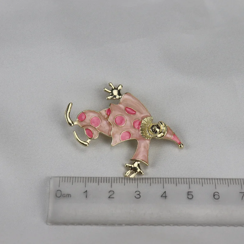 Replica European Antique Circus Series Brooch for Women Fun Pink Cartoon Clown Exquisite Jewelry Student Ladies Gifts Wholesale