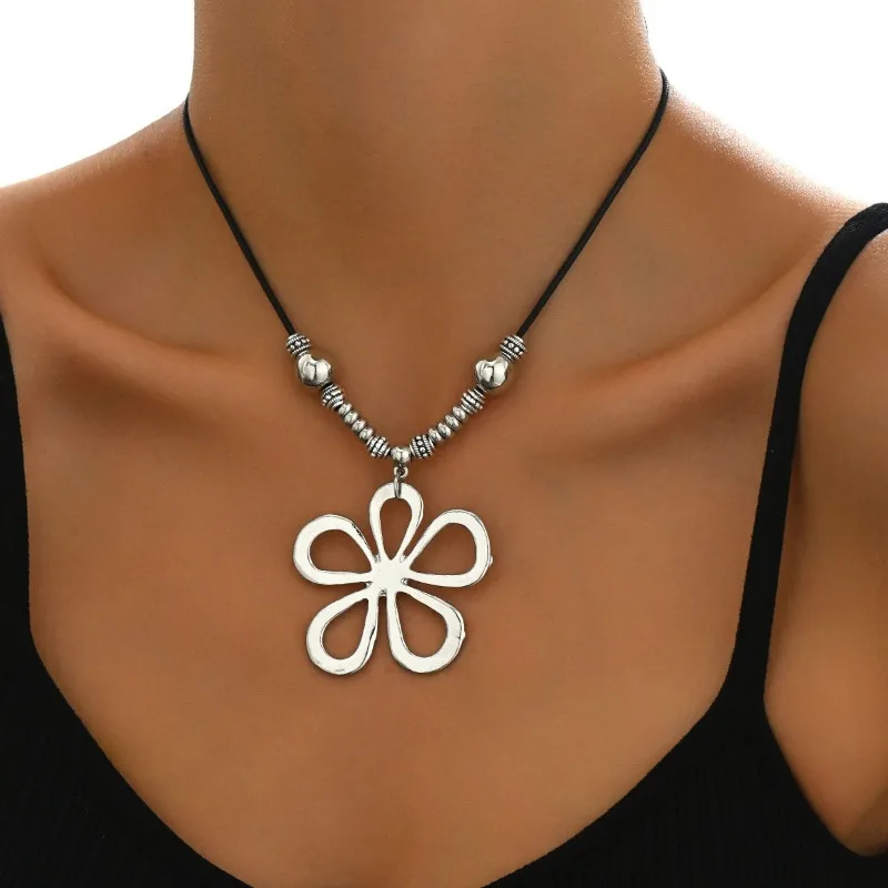 Retro Hollow Flower Round Bead Pendant Necklace for Women Fashion Ethnic Style Collarbone Chain Exaggerated Jewelry Accessories