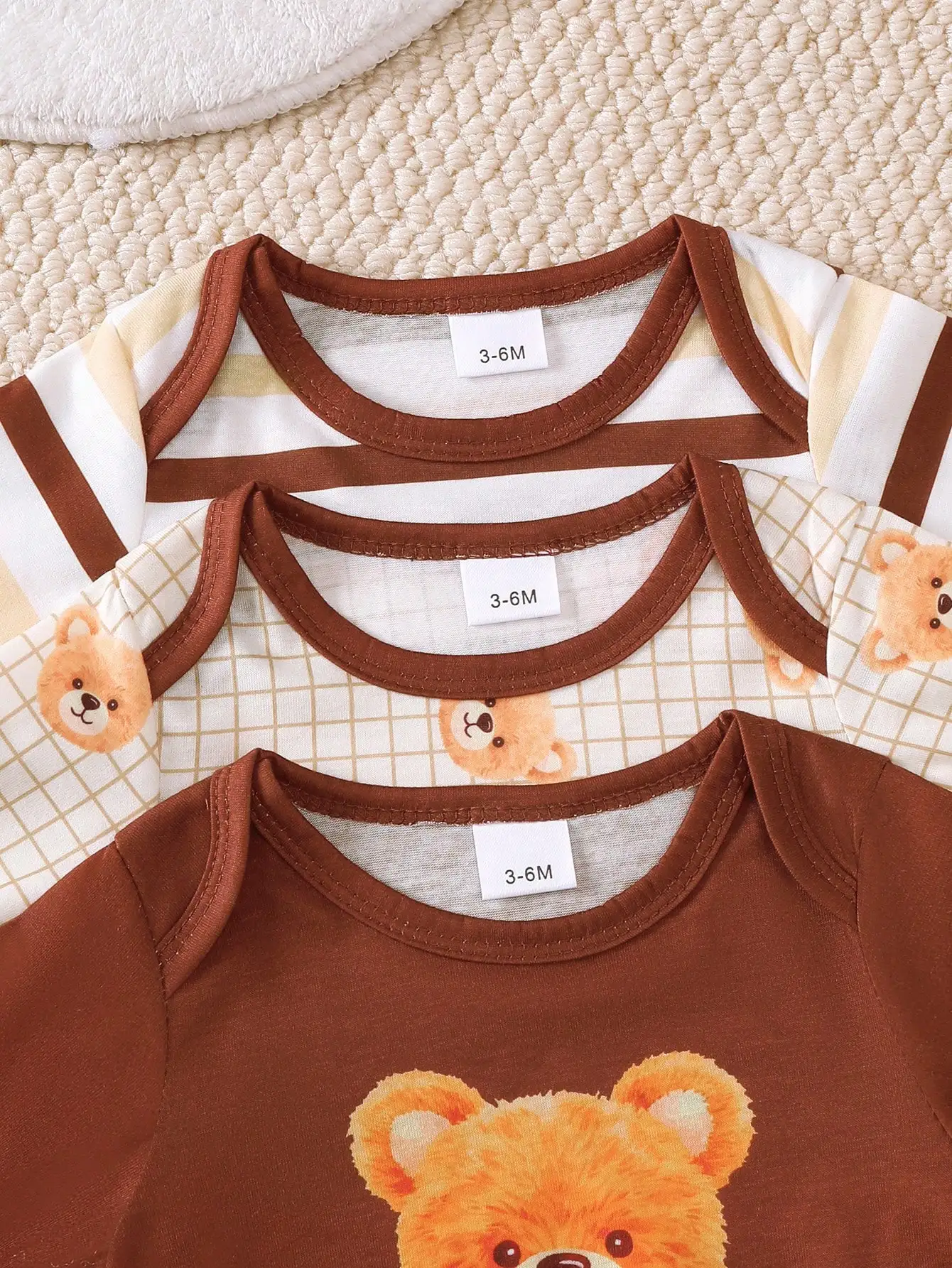 Baby-Bären-Strampler-Set mit langen Ärmeln, bestehend aus drei Teilen, darunter ein gestreiftes Bären-Design, ein kariertes Bären-Design und ein großes, dunkelbraunes Cartoon-Bären-Design. Geeignet für den täglichen Gebrauch und Ausflüge von Neugeborenen. Vielseitiges, schlichtes Strampler-Set für Babys im Frühling und Herbst. – Detail 3