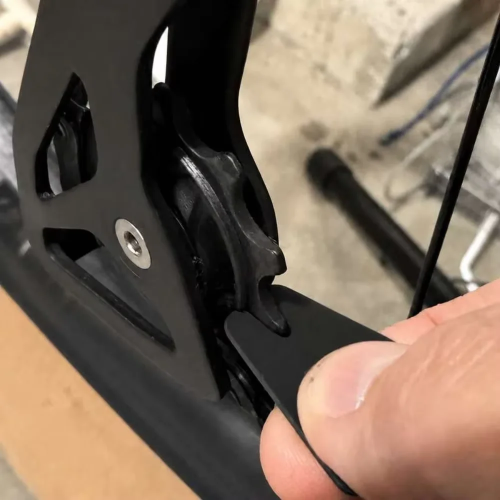 12-Gang-Kettenführungs-Schaber, Reinigungswerkzeug für Fahrrad-Schaltmechanismen, zum Entfernen von Schmutz und Ablagerungen aus der Führungsrolle, geeignet für Mountainbikes und Rennräder. – Detail 1