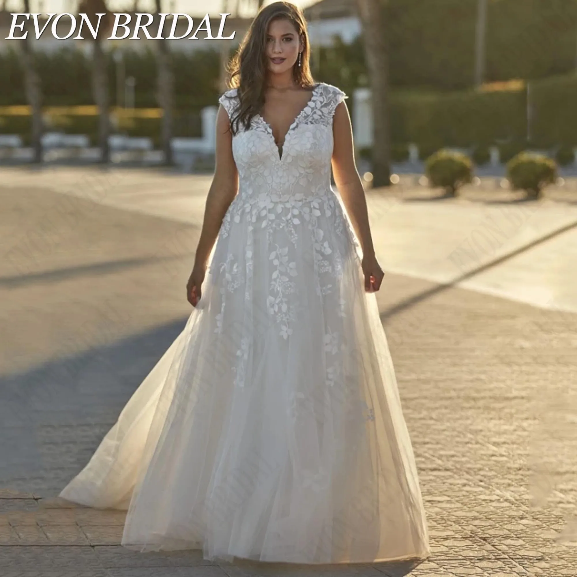 EVON BRIDAL Customized Lace Appliques Tulle Bride Dress Plus Size V-Neck Cap Sleeves Wedding Gown Simple A-Line Abito da sposa