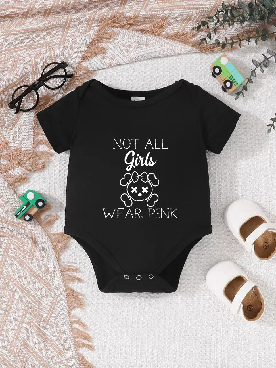 Baby short-sleeved triangle bodysuit, fun letter print, button design, easy to care for, suitable for new parents.