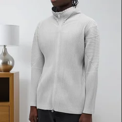 Miyake ๋จ์ฑ ์์ผ 2025 ๋ด ์ ์ Pleated Zip ์คํ ๋ฉ ์นผ๋ผ ์์ผ ์๋ฆฌ๋ ์ปฌ๋ฌ ๋จ์ฑ ์ฝํธ ํ๋ฆฌ๋ฏธ์ ์ผ์ค ํ ๋จ์ฑ ์๋ฅ