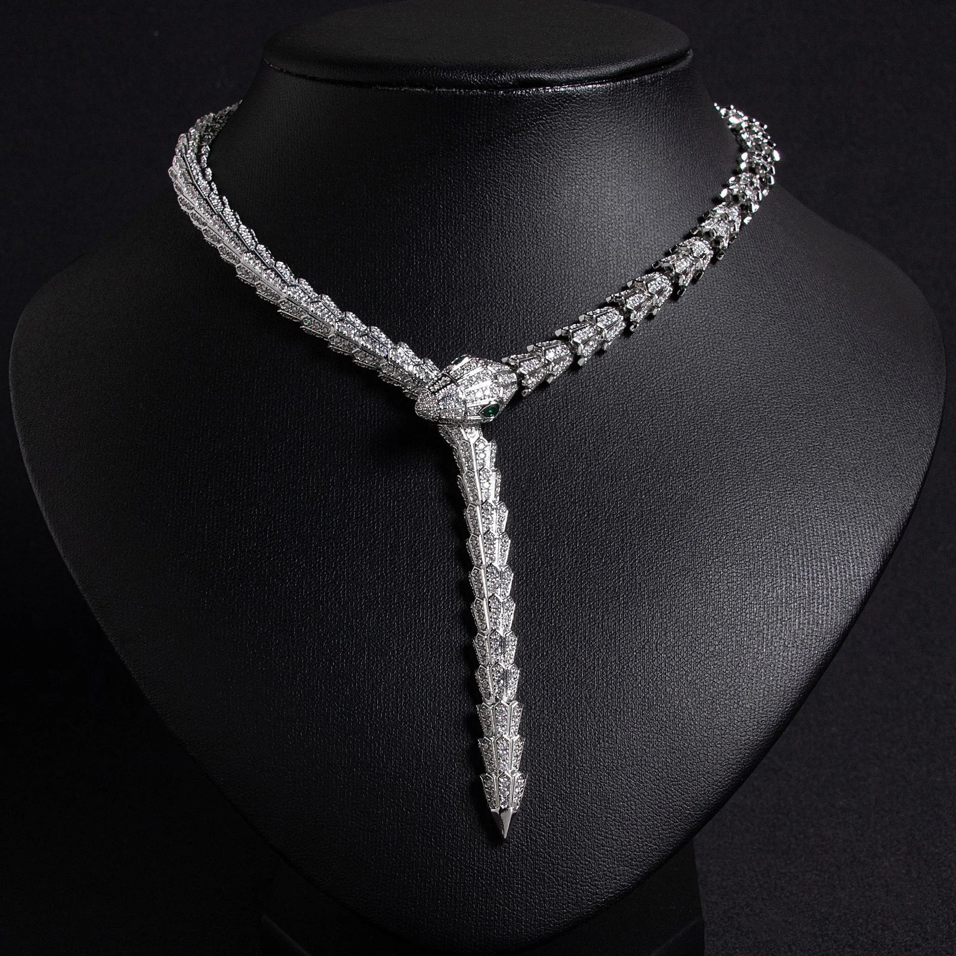 

Full Diamond Luxury Snake Bone Necklace Gold Plated Super Shiny Clavicle Choker Elegant Women Light Luxury Party Jewelry Gift